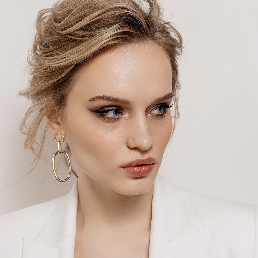 Blonde woman with blush lipstick